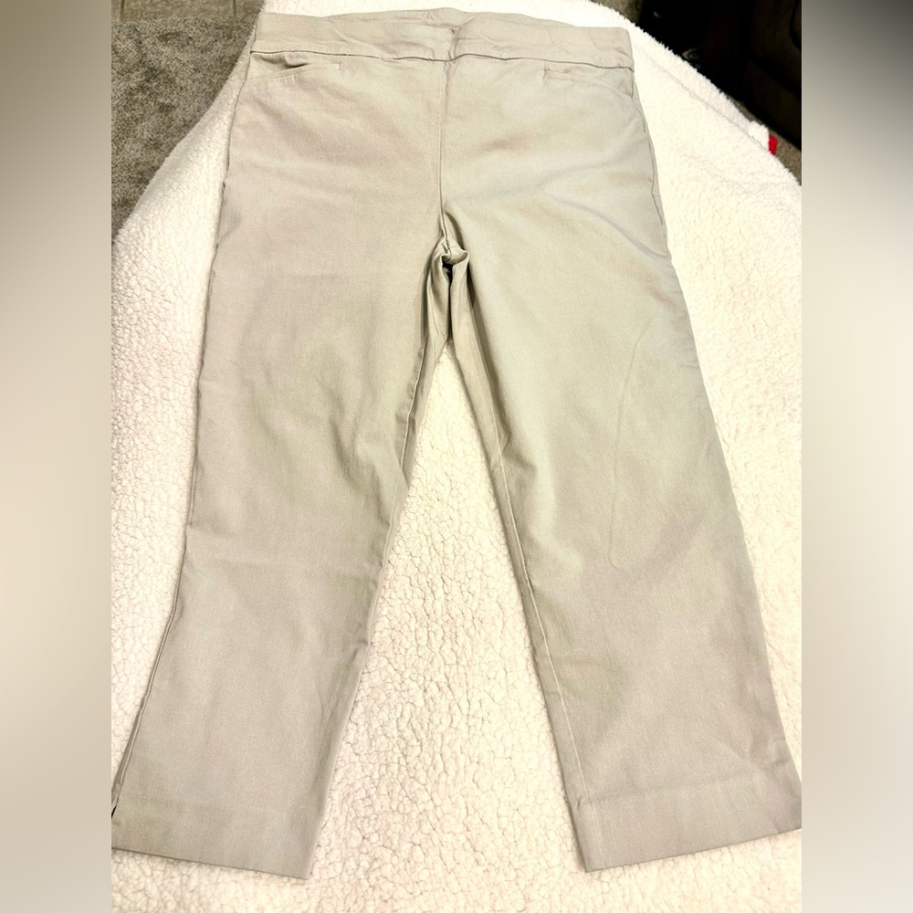Chico's Light Gray Capris